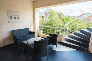 Апартаменты Apartments Lora Бар Номер-студио с видом на сад-9